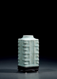 清中期·粉青釉四方小琮式瓶