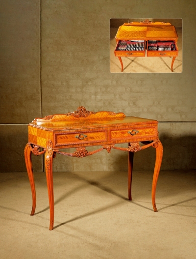 十九世纪制 英国花环饰胡桃木轻浮雕餐桌