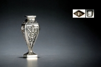 十九世纪制 法国纯银轻浮雕花卉饰小花瓶