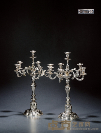 十九世纪制 纯银花卉饰烛台一对 底部直径：15cm 高：52cm