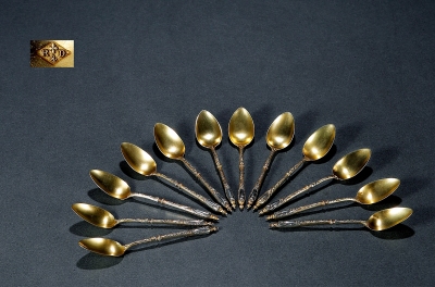 十九世纪制 纯银鎏金雕花餐勺十二件套组