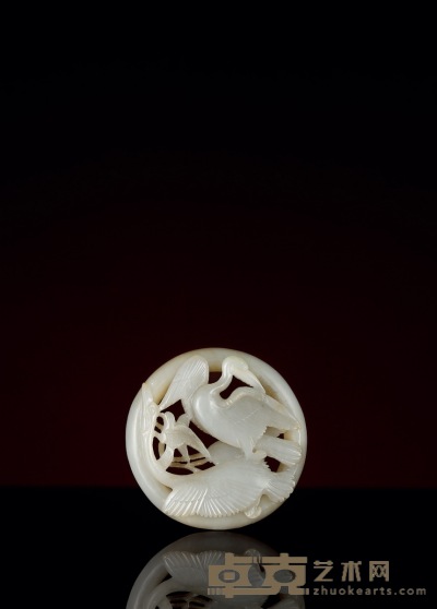 明·白玉镂雕海东青捕天鹅佩 直径：5.3cm