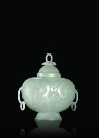 清·痕都斯坦风格白玉浮雕西番莲纹活环耳赏瓶