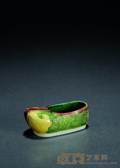 清·素三彩履形瓷水盂 高：3cm 长：9cm