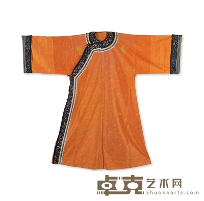 清代 杏黄色云蝠纹纱衬衣 约135×67cm，领口11cm，两袖长150cm，袖口37cm