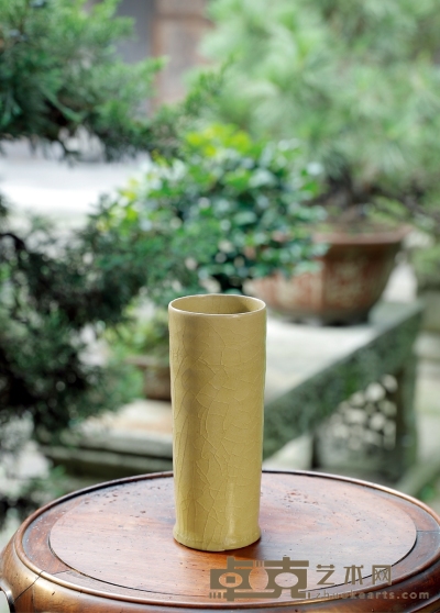 明·龙泉窑米黄釉花插 高 ：18.3cm 直径：7.1cm