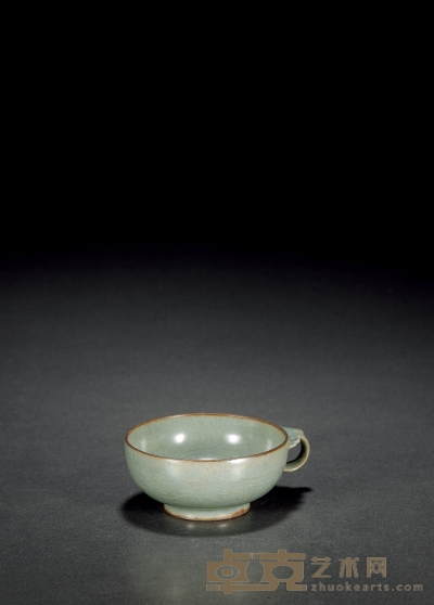 明·龙泉官窑青釉把杯 高：4.2cm 直径：11.2cm