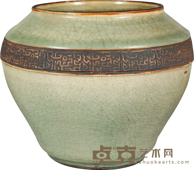 清·乾隆仿龙泉窑铁骨泥阳刻纹敞口樽 H：15cm  D：12.5cm