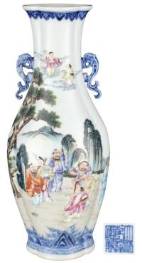 大清乾隆年制款粉彩八仙人物海棠式双耳瓶