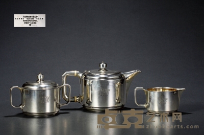 装饰艺术时期（ART DECO）蒂芙尼(TIFFANY&CO)纯银茶具三件套组 茶壶直径：13cm 高：13cm
奶壶直径：9cm 高：6.5m
糖壶直径：11cm 高：11cm 总重量：约1652g