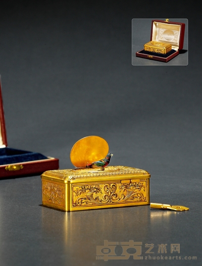 十九世纪制 鎏金轻浮雕花卉饰鸟鸣盒 长:9.5 cm 宽:5.4 cm 高:3.3 cm