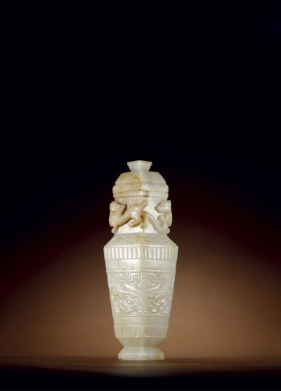 清·白玉浮雕螭龙纹菱形赏瓶