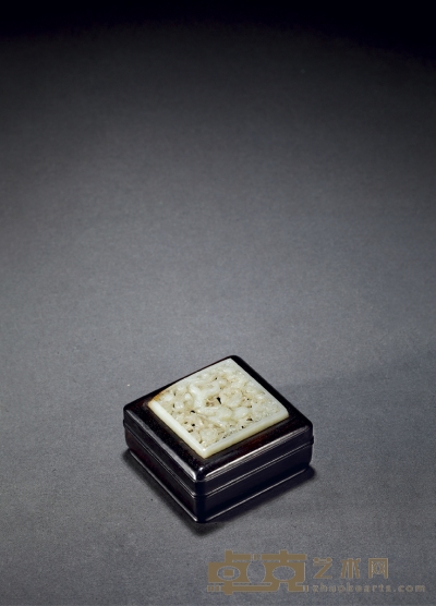 清·紫檀嵌白玉镂雕龙纹香盒 高：5.1cm 长：9.3cm 宽：9cm