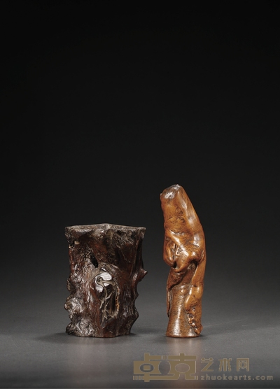 清·木雕随形笔筒及黄杨木花插一组两件 1.笔筒高:16cm 通长:12.5cm
2.花插高:22cm 口径:5cm