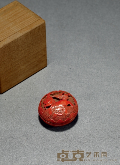 明·剔红戏狮牡丹纹香盒 高：2.3cm 口径：4.3cm