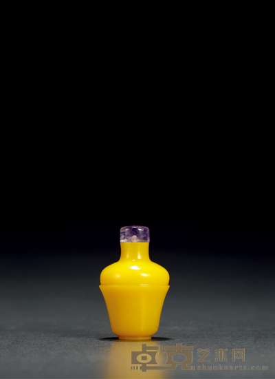 清·鸡油黄料弦纹鼻烟壶 高:6cm