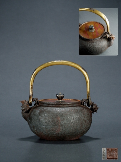 明治早期·松声堂定制万龙堂失蜡法制作青灰铁平丸形铁壶
