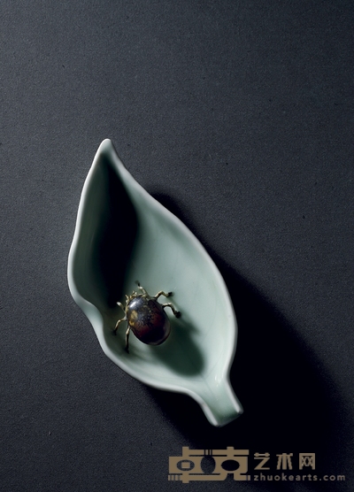清乾隆·粉青釉甲虫叶形笔舔 高:2.2cm 长:15cm 宽:6.5cm