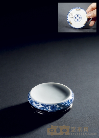 清乾隆·青花缠枝花卉纹圆砚式小笔舔 带座高:3cm 高:1.9cm 直径7.5cm