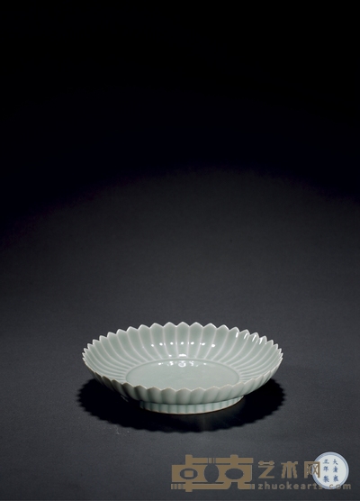 清雍正·粉青釉菊瓣盘 高:3.8cm 直径:18cm