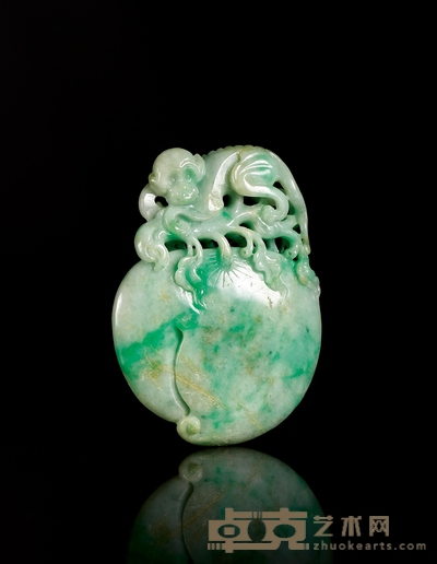 清·翡翠雕灵猴献寿把件 尺寸:75×55×14mm