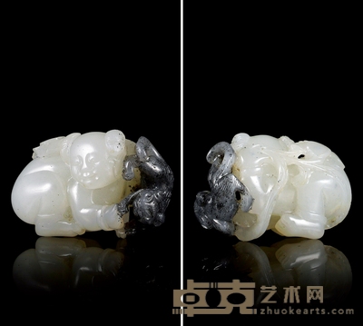 清·黑白玉巧雕童子戏猫坠 尺寸:42×26×17mm