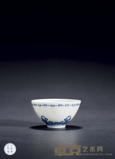 清雍正·青花忍冬纹杯 高:3.7cm 直径:6.8cm