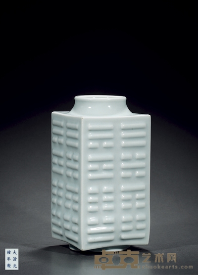 清光绪·粉青釉八卦琮式瓶 高:27.7cm 长:13.5cm 宽:13.5cm