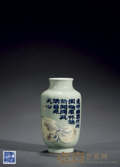 清乾隆·青花诗文堆塑寿桃瓶 高：15.8cm 直径：8.5cm