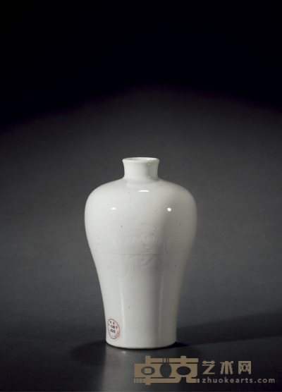 清中期·白釉暗刻狮纹梅瓶 高：16.2cm 直径：9.5cm
