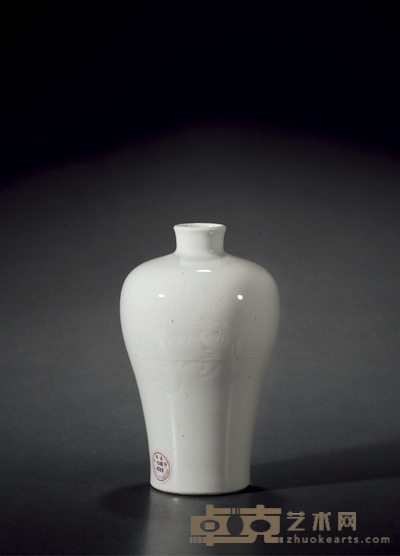 清中期·白釉暗刻狮纹梅瓶 高:16.2cm 直径:9.5cm