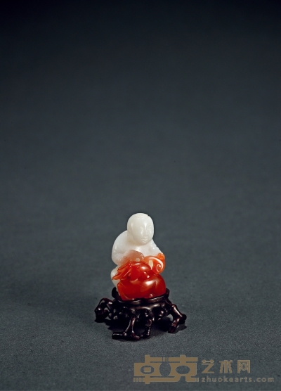 清·南红玛瑙巧雕童子持灵芝挂件 带座高：4.9cm 高：3.8cm