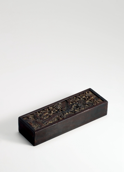清乾隆•紫檀雕洞石牡丹图文具盒
