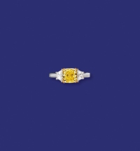 1.88克拉艳彩黄枕型钻石戒指