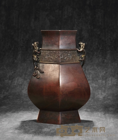十八世纪•饕餮纹铜瓶 高：40cm