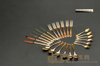 1950年制 维尔贝克（WELBECK）银质鎏金餐具二十四件套组 小勺长: 13.5cm 大勺长：18cm
餐刀长：22cm 餐叉长：18cm