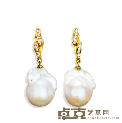 18K金镶嵌异形珍珠及钻石耳环 尺寸：1.8×4.8cm
重量：16.51g