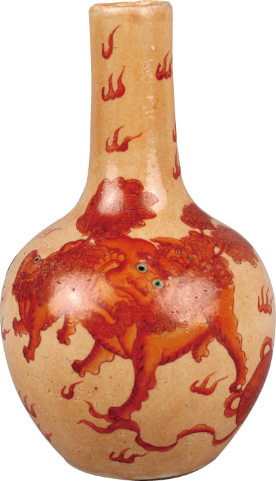清.同治米黄地矾红狮子纹瓶