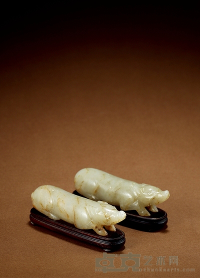 明·白玉红沁猪握一对 带座高:3.5cm 高:2.3cm 长:10cm 数量:2