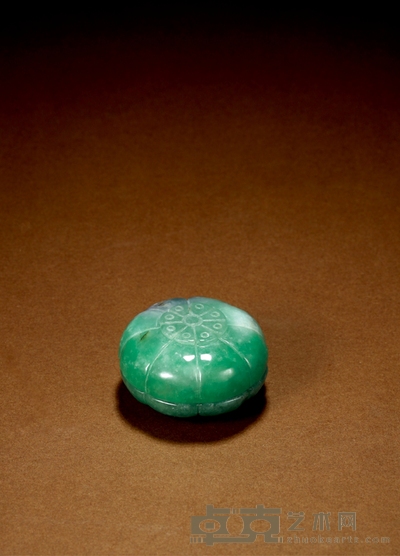 清·翡翠雕梅瓣形香盒 高：3cm 直径：5cm