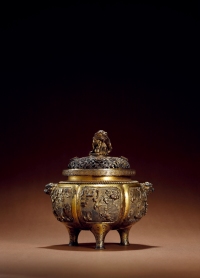 清中期·铜鎏金狮钮开光小品图熏炉