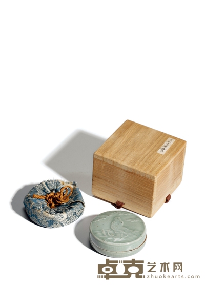 清·青釉一苇渡江印盒 高：2.2cm 直径：6.7cm