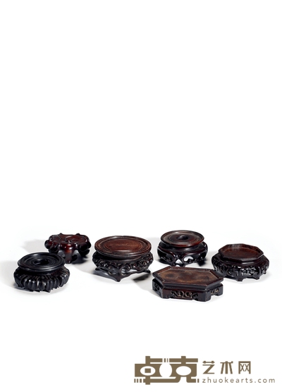 清·紫檀、红木等各式底座一组六件 1.高3.8cm 直径:8.4cm
2.高:4cm 直径:8cm
3.高:4.5cm 直径:8.2cm
4.高:4.4cm 直径:8cm
5.高:5.3cm 直径:10cm
6.高:3cm 长:12cm 宽:7.5cm