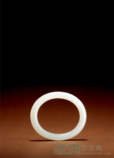 清·白玉贵妃镯 外径长:8.1cm宽:7cm 内径长:6.1cm 宽:5cm