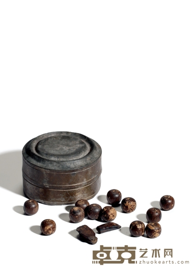 清·奇楠珠、小料及锡盒一组 珠径约：1.7cm 珠：12粒 小料：2片 总重：43g