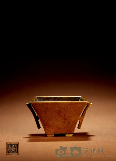 清·大明宣德年制款铜斗式炉 高:6.2cm 口径长:9.4cm 口径宽:9.3cm 重:634g