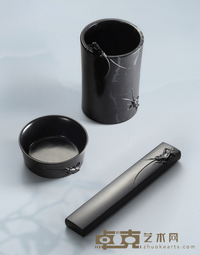 冯钤 秋声 墨玉文房三件套 123×77×72mm 82×82×35mm 165×29×16mm
重量:476.2g 127.6g 192.5g