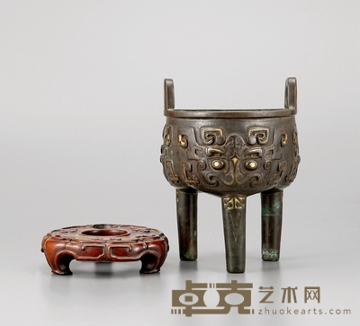 明·铜嵌金嵌银三足鼎式炉 口径:15.3cm高:20.8cm(不含座)重:2370克