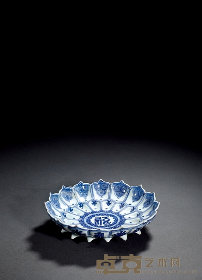 明万历·青花梵文莲瓣盘 高：5.3cm 直径：19cm