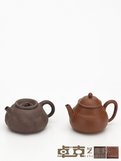 当代·那哲制紫泥山居图壶及大红袍梨式壶一组两件 高5.3cm 长11cm(山居图壶) ;高8cm 长11.6cm(梨式壶)